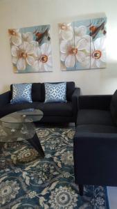 Uma área de estar em 2 BEDROOM / 1 BATH ONLY 9 MILES TO NAVY BASE