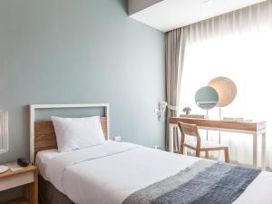 Postel nebo postele na pokoji v ubytování Hug Nimman Hotel