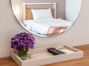 Postel nebo postele na pokoji v ubytování Hug Nimman Hotel