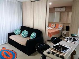 un soggiorno con divano e letto di Apple Flat Natal a Natal