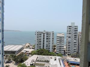 vistas a una ciudad con edificios altos y al océano en Apartamento Laguito Bocagrande, en Cartagena de Indias