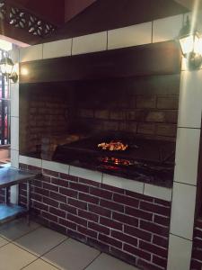 un forno di mattoni con una pizza all'interno di Hospedaje y Cafe Ruiz a Granada