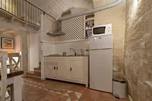 レッチェにあるSuite dei Baroniのキッチン(白い冷蔵庫、シンク付)