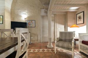 レッチェにあるSuite dei Baroniのベッドルーム1室(ベッド1台、椅子1脚付)