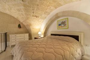 レッチェにあるSuite dei Baroniのベッドルーム(大型ベッド1台、暖炉付)
