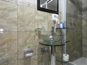 un baño con lavabo y ducha en La Lotería Panoramic House & Rooftop by Lunian, en Guanajuato 74 fotos más