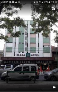 un camión blanco estacionado frente a un hotel en Plaza hotel en 