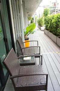Ein Balkon oder eine Terrasse in der Unterkunft Ratchadamnoen Residence