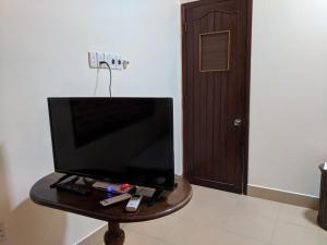a television sitting on a table in front of a door at Khách sạn Đồng Dao in Hue
