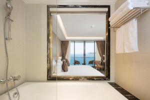 Postel nebo postele na pokoji v ubytování Comodo Nha Trang Hotel