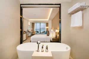 Postel nebo postele na pokoji v ubytování Comodo Nha Trang Hotel