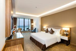 Postel nebo postele na pokoji v ubytování Comodo Nha Trang Hotel