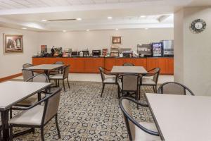 A restaurant or other place to eat at Wingate by Wyndham