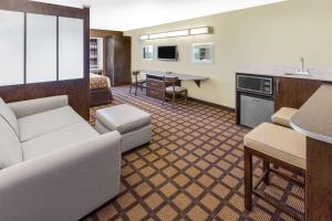 O zonă de relaxare la Microtel Inn & Suites by Wyndham Ozark
