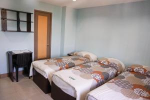 Postel nebo postele na pokoji v ubytování Crowne Garden Hotel