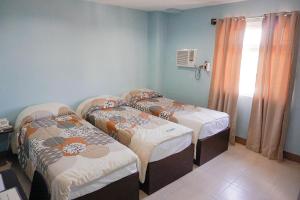 Postel nebo postele na pokoji v ubytování Crowne Garden Hotel