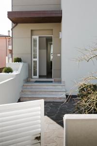 een huis met een witte deur en een wit hek bij B&B "Al Colle 11" in Fano