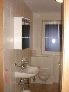 ヴェステンドルフにあるAppartement Dorfblick Top 1のバスルーム(洗面台、トイレ付)、窓が備わります。