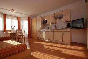 A kitchen or kitchenette at Apart Bergkristall