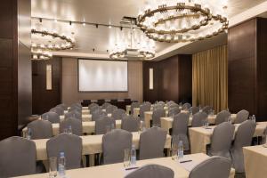 Het zakengedeelte en/of de vergaderruimte van Mercure Yantai Golden Beach