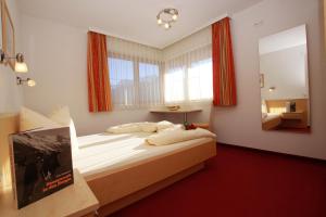 A bed or beds in a room at Apart Bergkristall