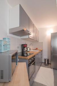 una cocina con electrodomésticos de acero inoxidable y encimeras de madera en Villa Alice App2, en Ližnjan