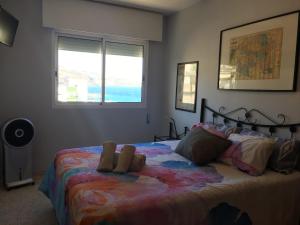 Posteľ alebo postele v izbe v ubytovaní Vacacional Candelaria vistas al mar con garaje gratuito