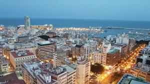 Nespecifikovaný výhled na destinaci Alicante nebo výhled na město při pohledu z apartmánu