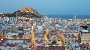 Nespecifikovaný výhled na destinaci Alicante nebo výhled na město při pohledu z apartmánu