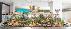 馬爾塞揚的住宿－瑞奇蒙酒店，商店里植物和食物的展示