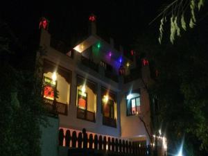 un edificio con luces encima por la noche en Taj Haveli Agra - 5 Minute Walking Distance from Taj Mahal Agra, en Agra