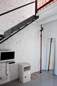 TV a/nebo společenská místnost v ubytování Legrenzi Rooms