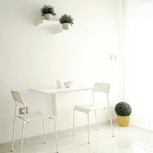 ガリポリにあるB&B La Suite Gallipoliの白い部屋にテーブルと椅子2脚