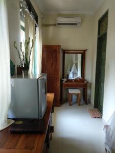 Televízia a/alebo spoločenská miestnosť v ubytovaní Inang Villa