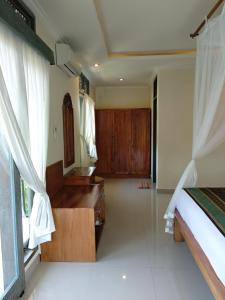 - une chambre avec une baignoire, un lavabo et un lit dans l'établissement Inang Villa, à Ubud