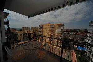 ベニカシムにあるLa Torre Orange Costaの市街の景色を望むバルコニー(テーブル、椅子付)