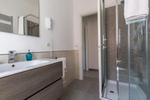 La salle de bains est pourvue d'un lavabo et d'une douche. dans l'établissement La Casa di Anto, à Rome