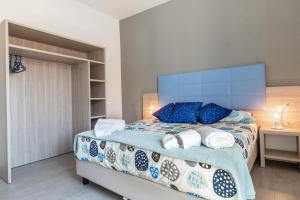 Schlafzimmer mit einem Bett mit blauem Kopfteil in der Unterkunft La Casa di Anto in Rom