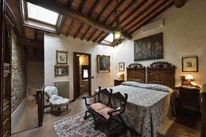 Postel nebo postele na pokoji v ubytování Castelletto di Montebenichi + 37 fotografií