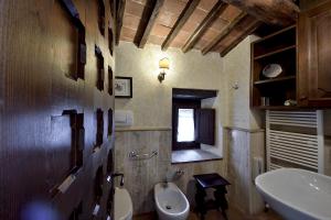 Koupelna v ubytování Castelletto di Montebenichi
