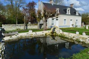 Couffyにある8mn du zoo de beauval Gîtes paisible Au Havre de Paixの池を前に広い白い家