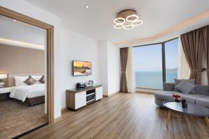 Postel nebo postele na pokoji v ubytování Comodo Nha Trang Hotel