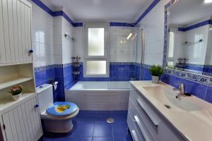 Kúpeľňa v ubytovaní WonderStays Apartamento La Jabega + 37 fotografií