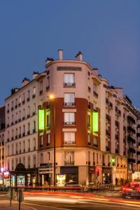 un edificio en una calle de noche con tráfico en ibis Styles Paris Boulogne Marcel Sembat, en Boulogne-Billancourt