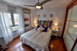 Ліжко або ліжка в номері Apartamento La Jabega