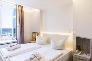 Postel nebo postele na pokoji v ubytování SEETELHOTEL Strandhotel Atlantic das Boutiquehotel am Meer