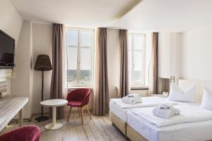 Postel nebo postele na pokoji v ubytování SEETELHOTEL Strandhotel Atlantic das Boutiquehotel am Meer