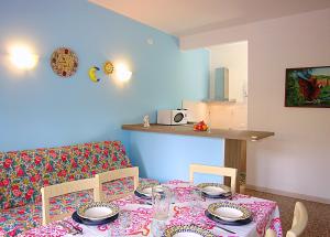 - une salle à manger avec une table et une nappe dans l'établissement Luisa Belmare apartments, à Bibione