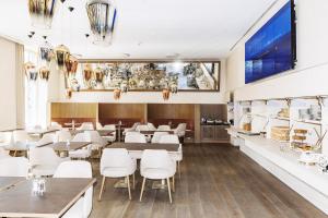 TV a/nebo společenská místnost v ubytování SEETELHOTEL Strandhotel Atlantic das Boutiquehotel am Meer
