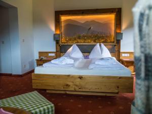 A bed or beds in a room at Familienhotel Gasthof Hinteregger